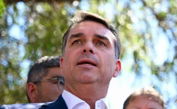 Flávio Bolsonaro aventaja ligeramente a Lula en sondeo de segunda vuelta en Brasil