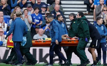 ¡Salió en camilla e inconsciente! Dibu Martínez sufre fuerte golpe en el Chelsea-Everton