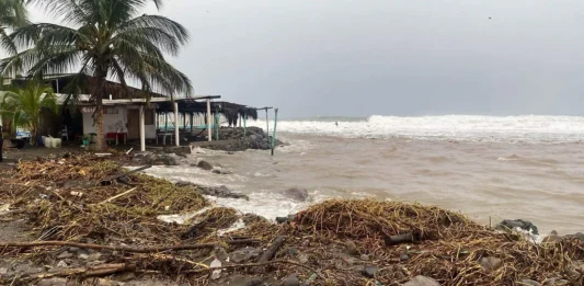Huracán Simón obliga a suspender actividades en municipios de Jalisco, Colima, Michoacán y Nayarit