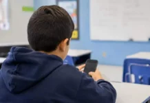 Adiós al celular en el recreo: escuelas limitarán su uso durante toda la jornada