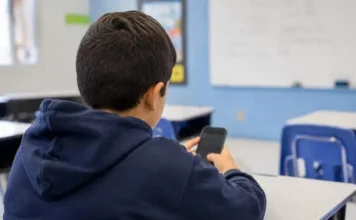 Adiós al celular en el recreo: escuelas limitarán su uso durante toda la jornada