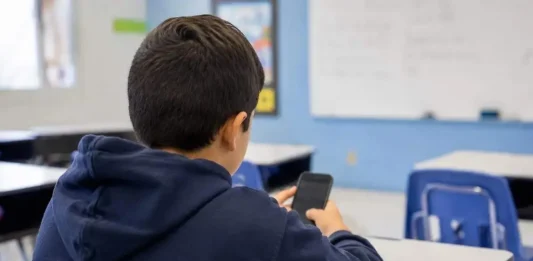 Adiós al celular en el recreo: escuelas limitarán su uso durante toda la jornada