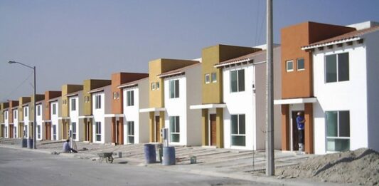 Aumenta demanda de casas 40% y baja la oferta a 10%, frena la construcción y el empleo
